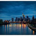 Frankfurt Skyline blaue Stunde