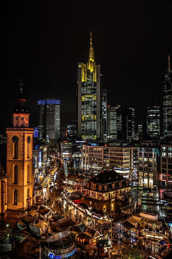 Frankfurt Skyline - hochkant - "In the Christmas spirit"