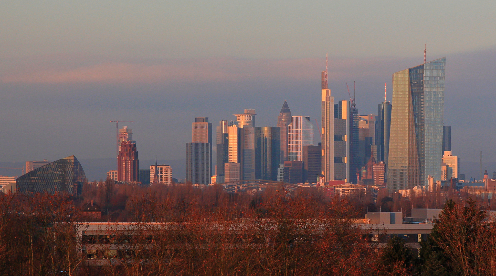 Frankfurt-Skyline im Morgenlicht