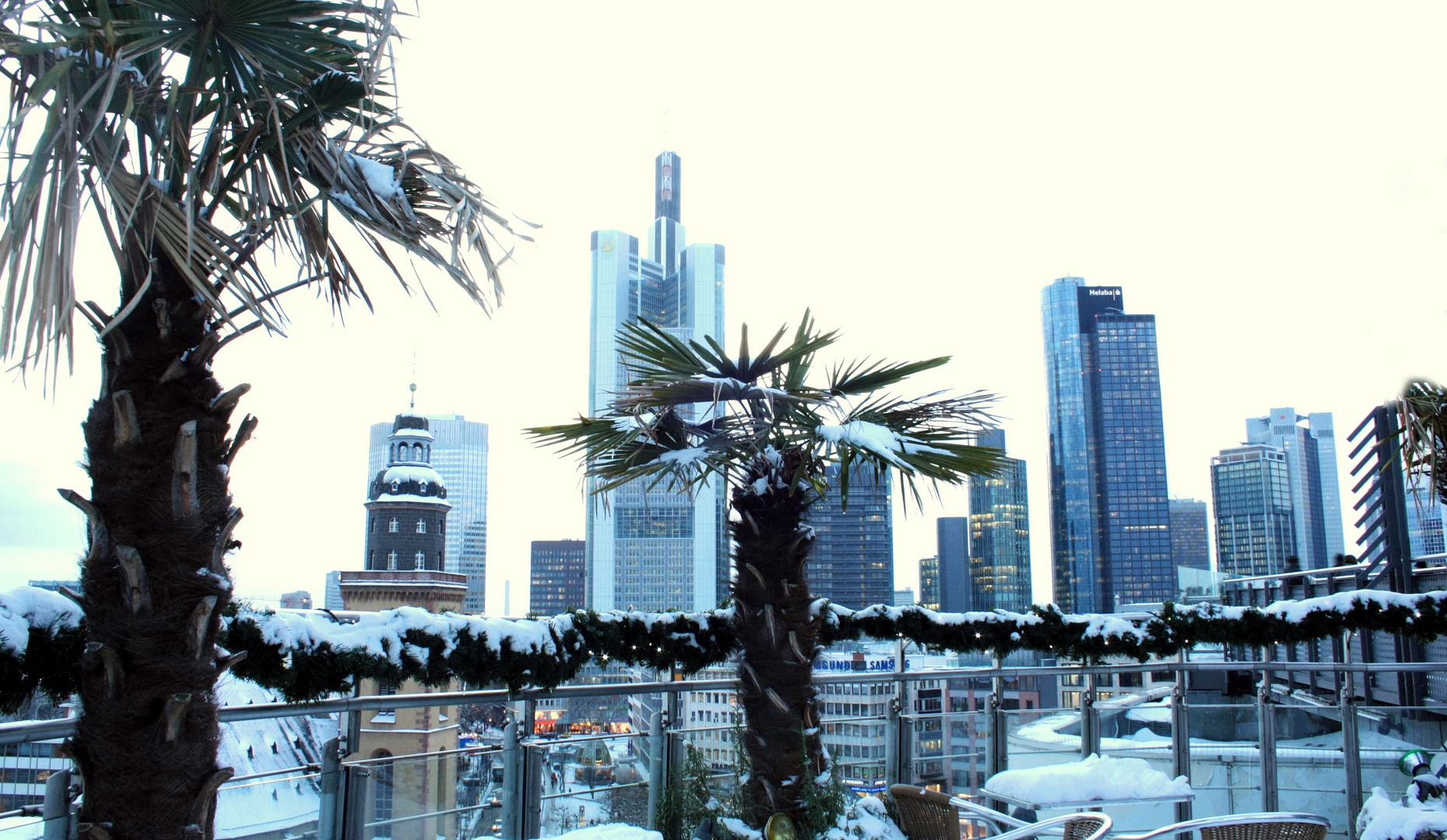 Frankfurt Skyline im Schnee
