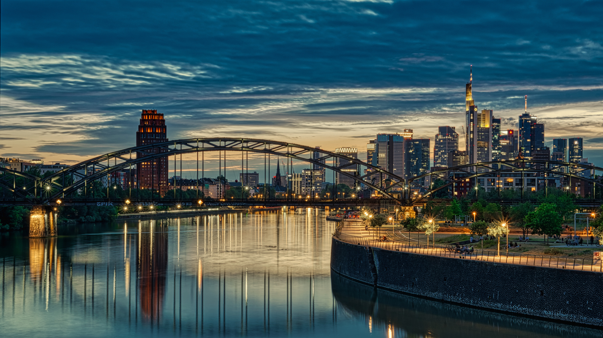 Frankfurt Skyline in der blauen Stunde