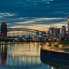 Frankfurt Skyline in der blauen Stunde