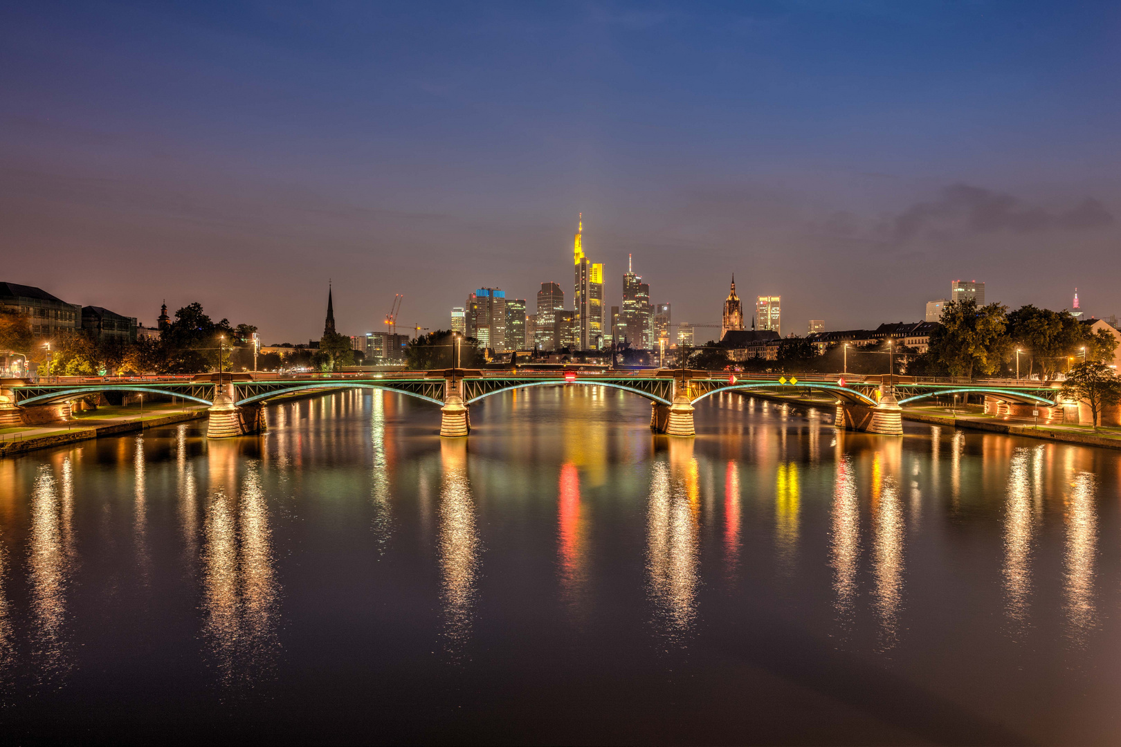 Frankfurt Skyline in der Dämmerung