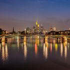 Frankfurt Skyline in der Dämmerung