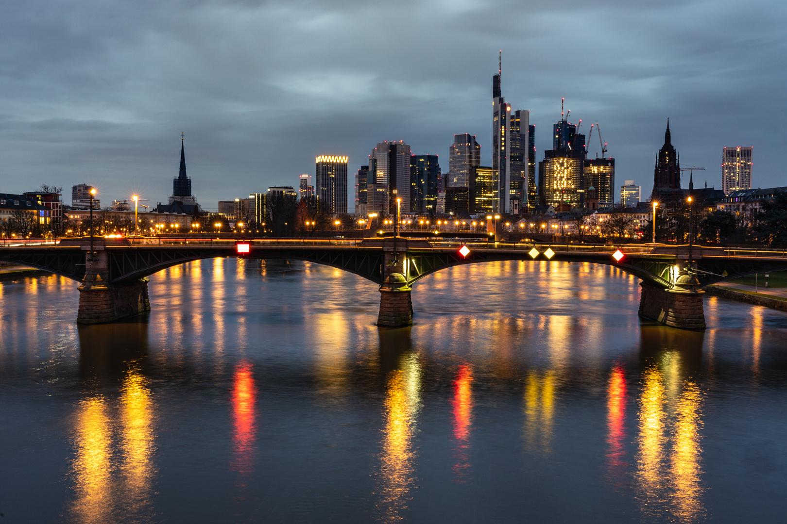 Frankfurt Skyline - MIT VIDEO