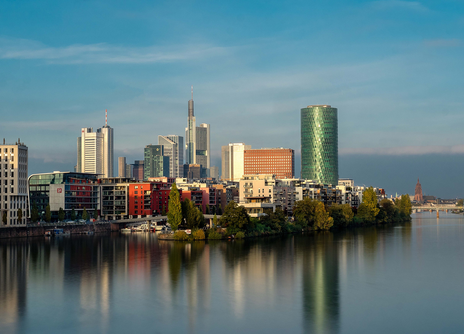 Frankfurt. Skyline mit Westhafen.