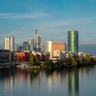 Frankfurt. Skyline mit Westhafen.