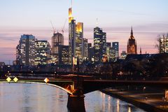 Frankfurt Skyline - Probeaufnahme mit der neuen Nikon D7100 ohne Stativ