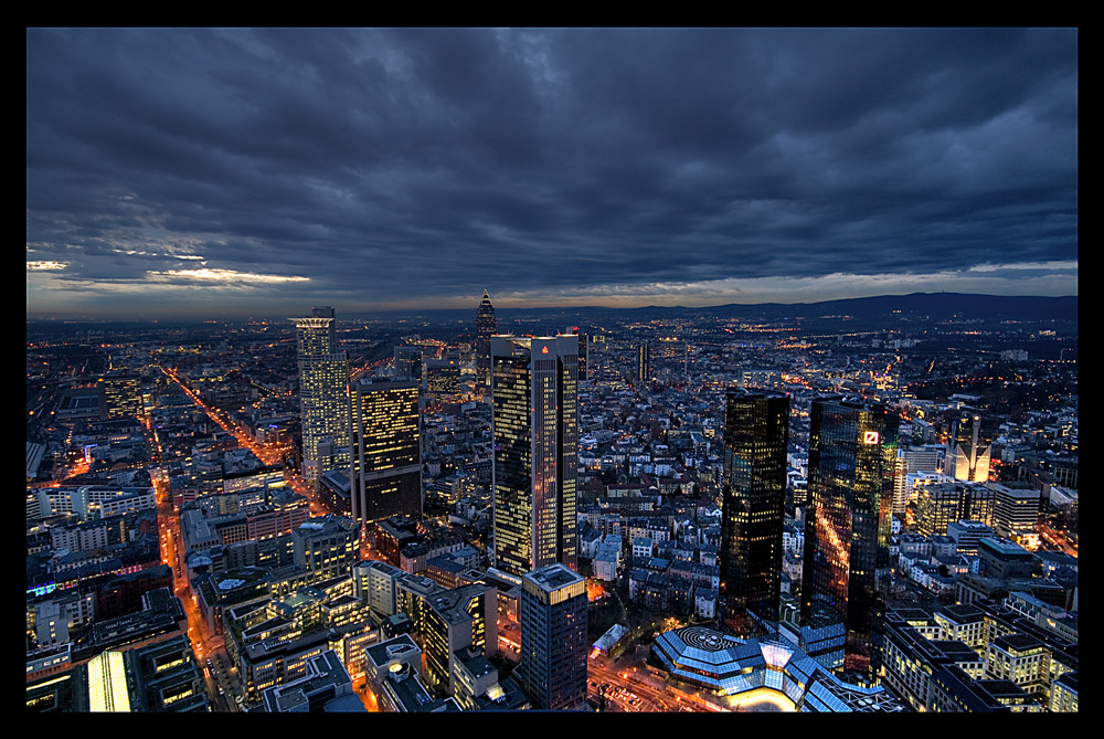 Frankfurt Skyline - Streetlights