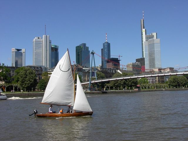 Frankfurt Skyline und Segelboot