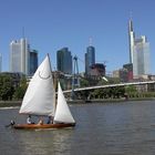 Frankfurt Skyline und Segelboot