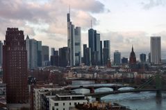 Frankfurt Skyline vom Triangel am Deutschherrnufer aus