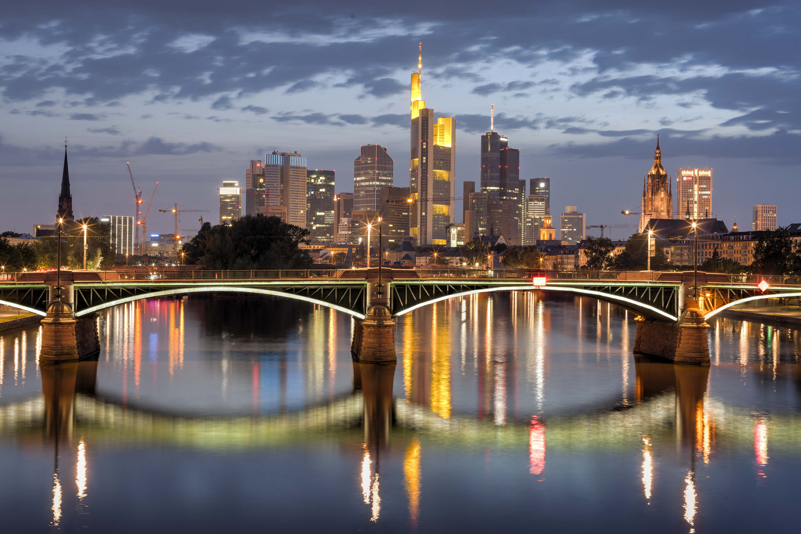 Frankfurt Skyline von der Flößerbrücke