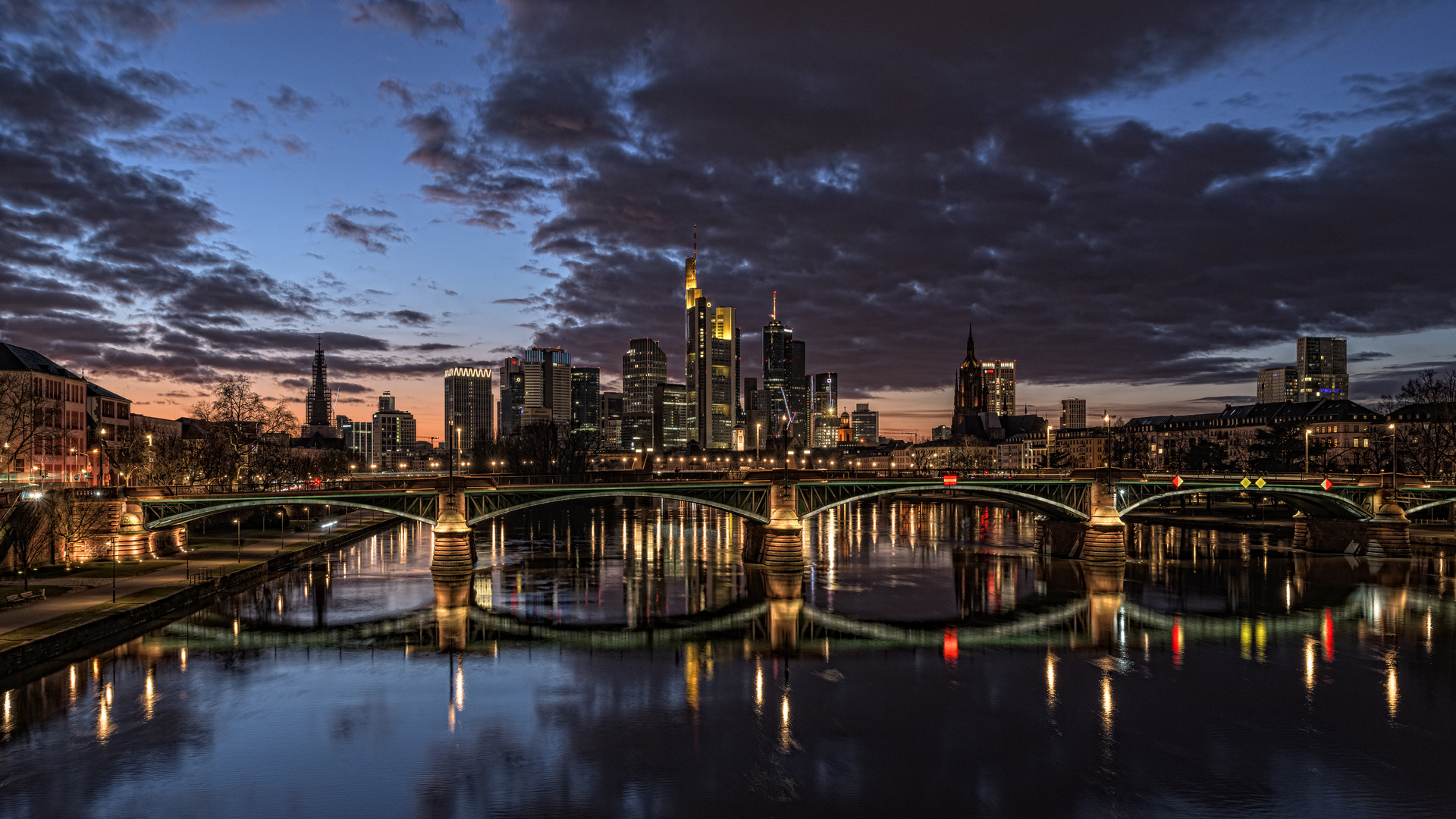 Frankfurt - Skyline von der Flößerbrücke 