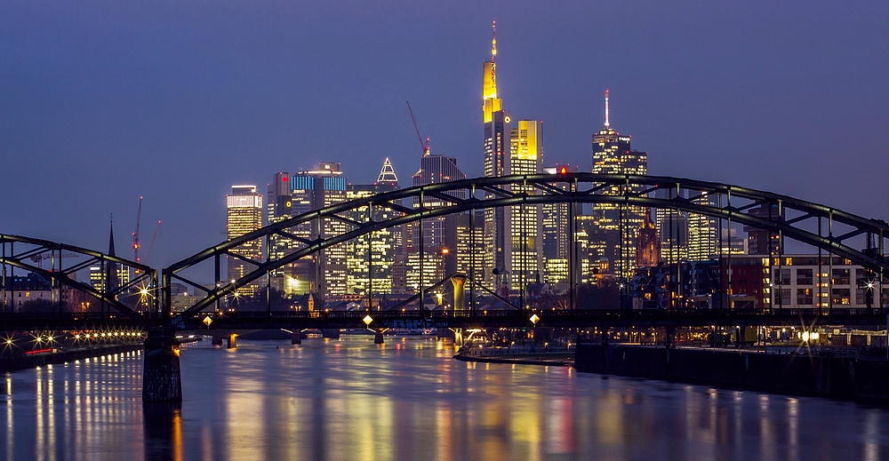 Frankfurt-Skyline von der Osthafenbrücke