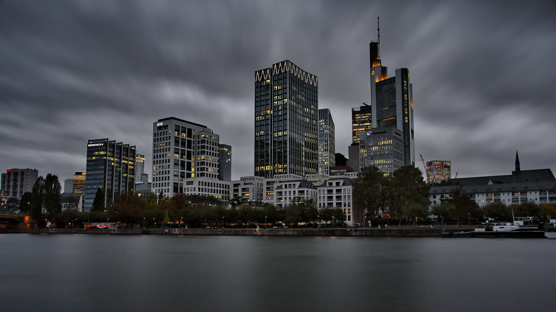 Frankfurt Skyline Wolkenzieher 