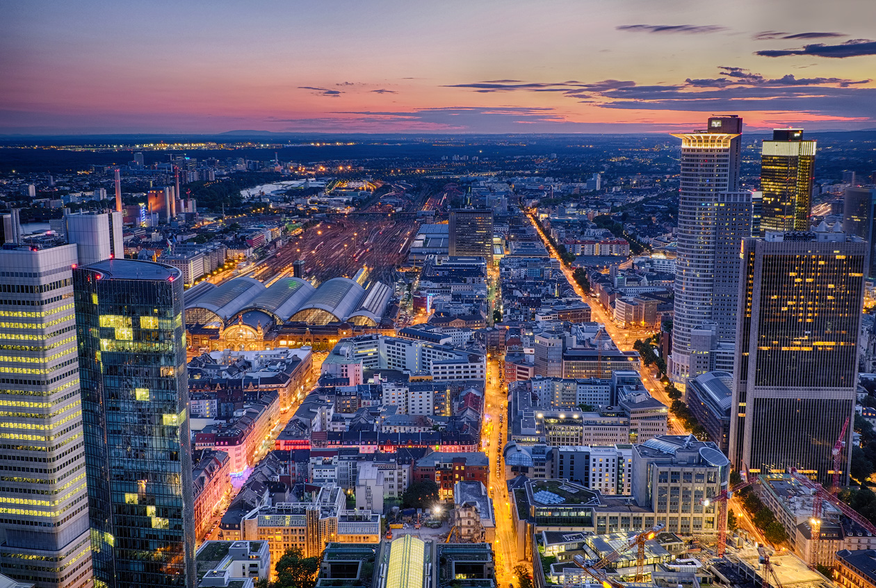 Frankfurt Skyline zur blauen Stunde