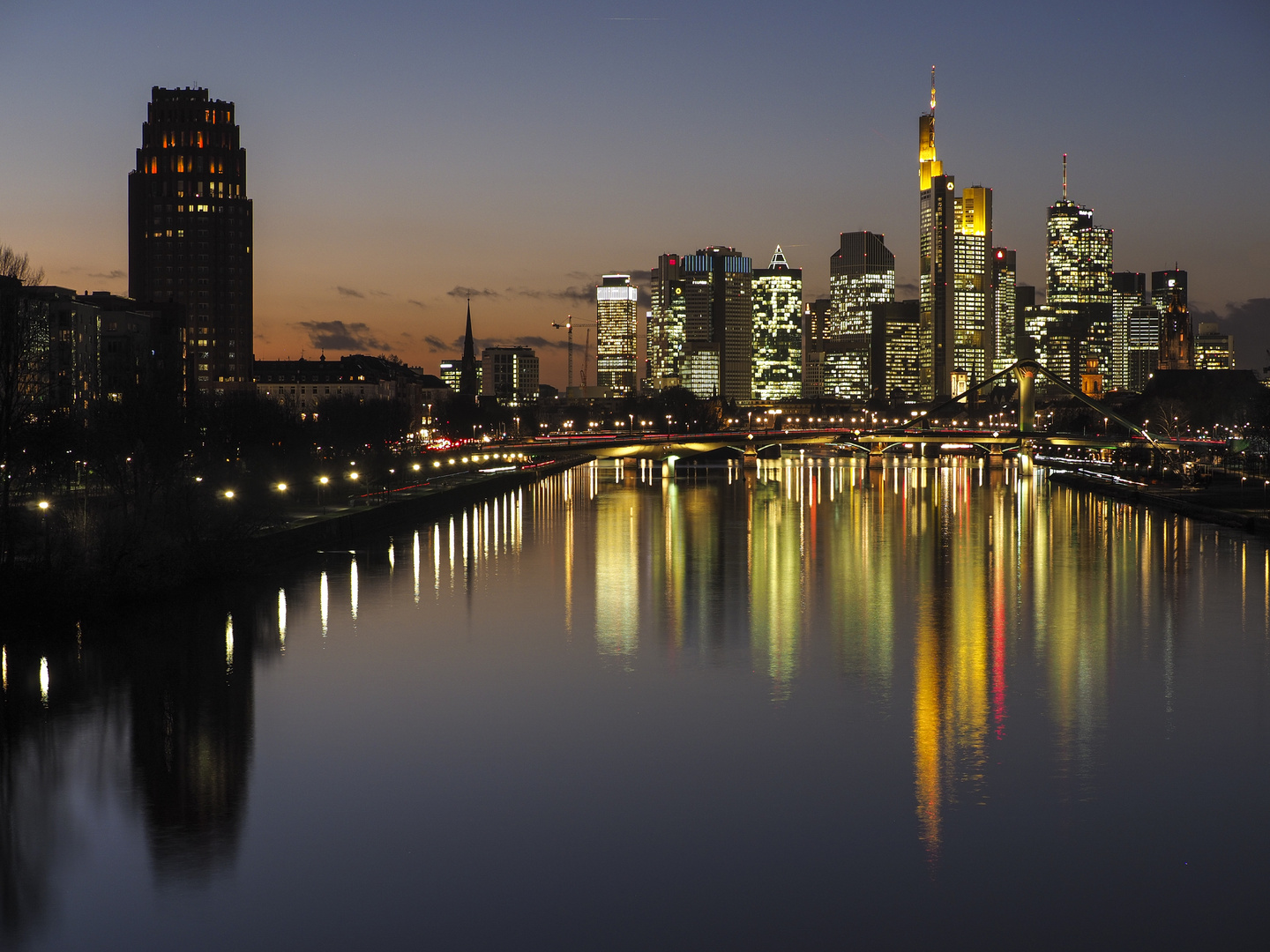 Frankfurt Skyline zur "Blauen Stunde" die 2.