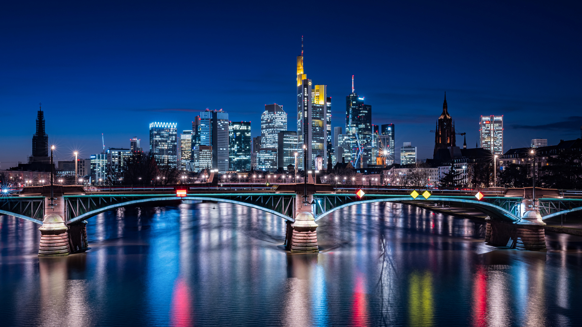 Frankfurt Skyline zur Blauenstunde