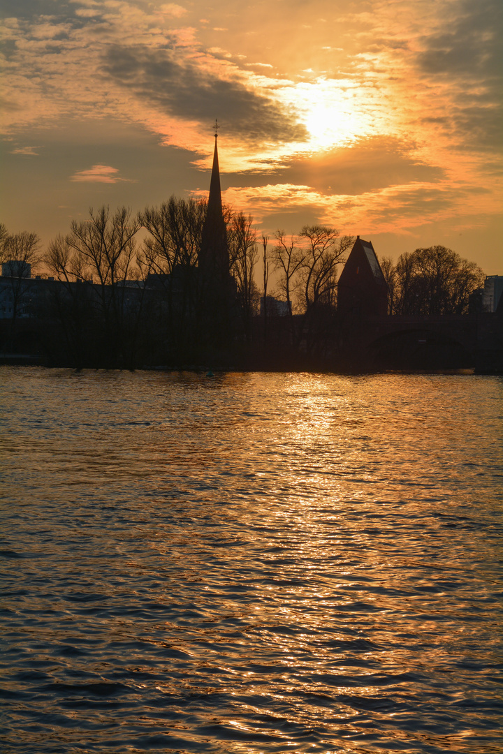 Frankfurt: Sonnenuntergang am Main vor der Dreikönigskirche