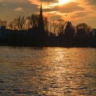 Frankfurt: Sonnenuntergang am Main vor der Dreikönigskirche