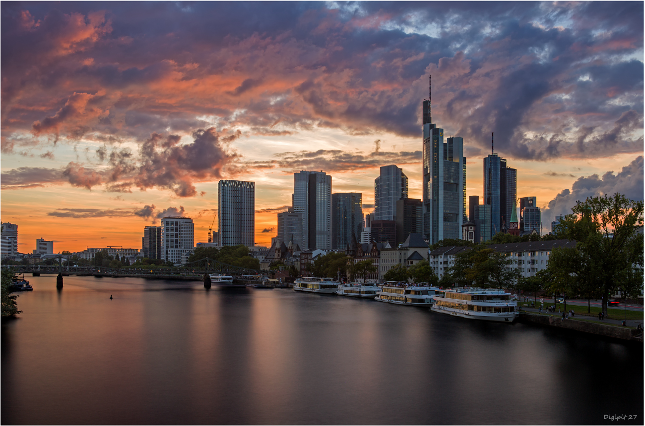 Frankfurt Sonnenuntergang Skyline 2021-01