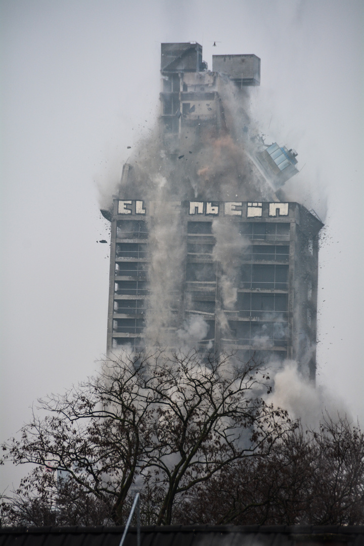 Frankfurt: Sprengung des Uni-Turms am 02.02.2014