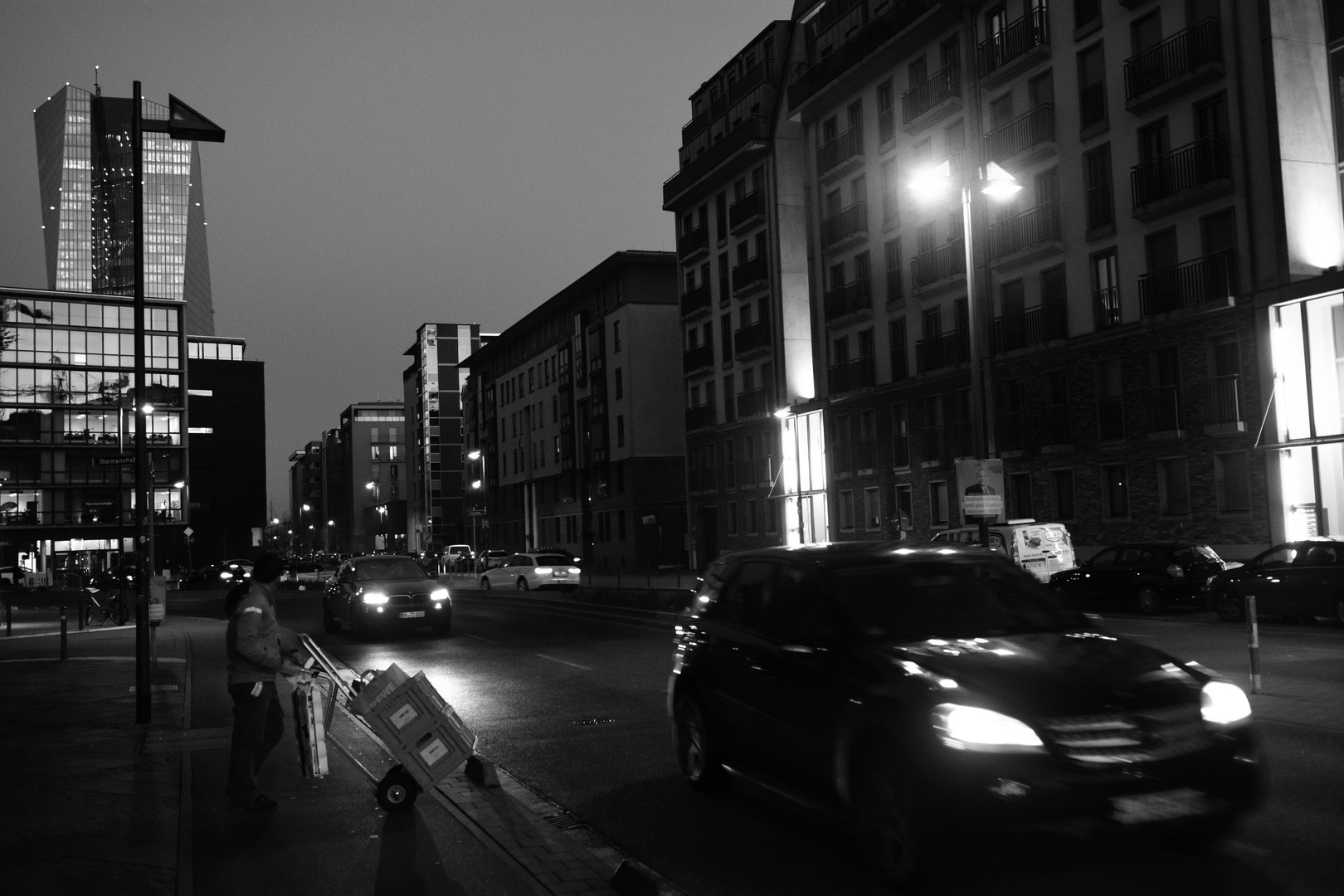 Frankfurt: Straßenszene im Ostend nahe der EZB