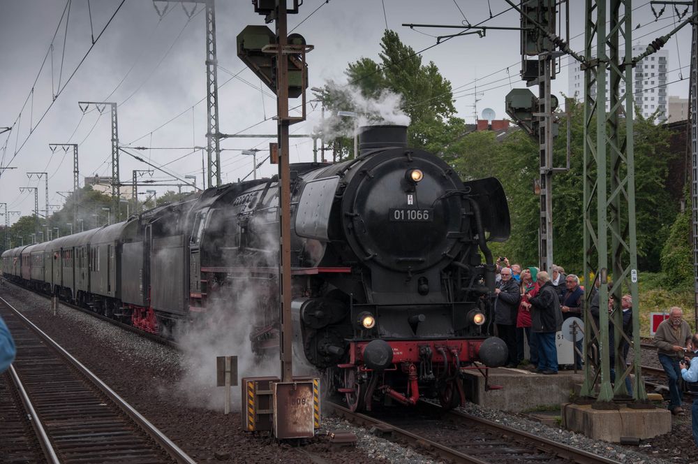 Frankfurt Süd 01 1066 vor dem Zug der FME