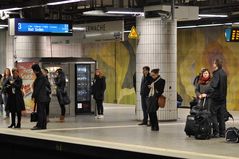 Frankfurt: U-Bahn-Station Konstablerwache "Wartende"