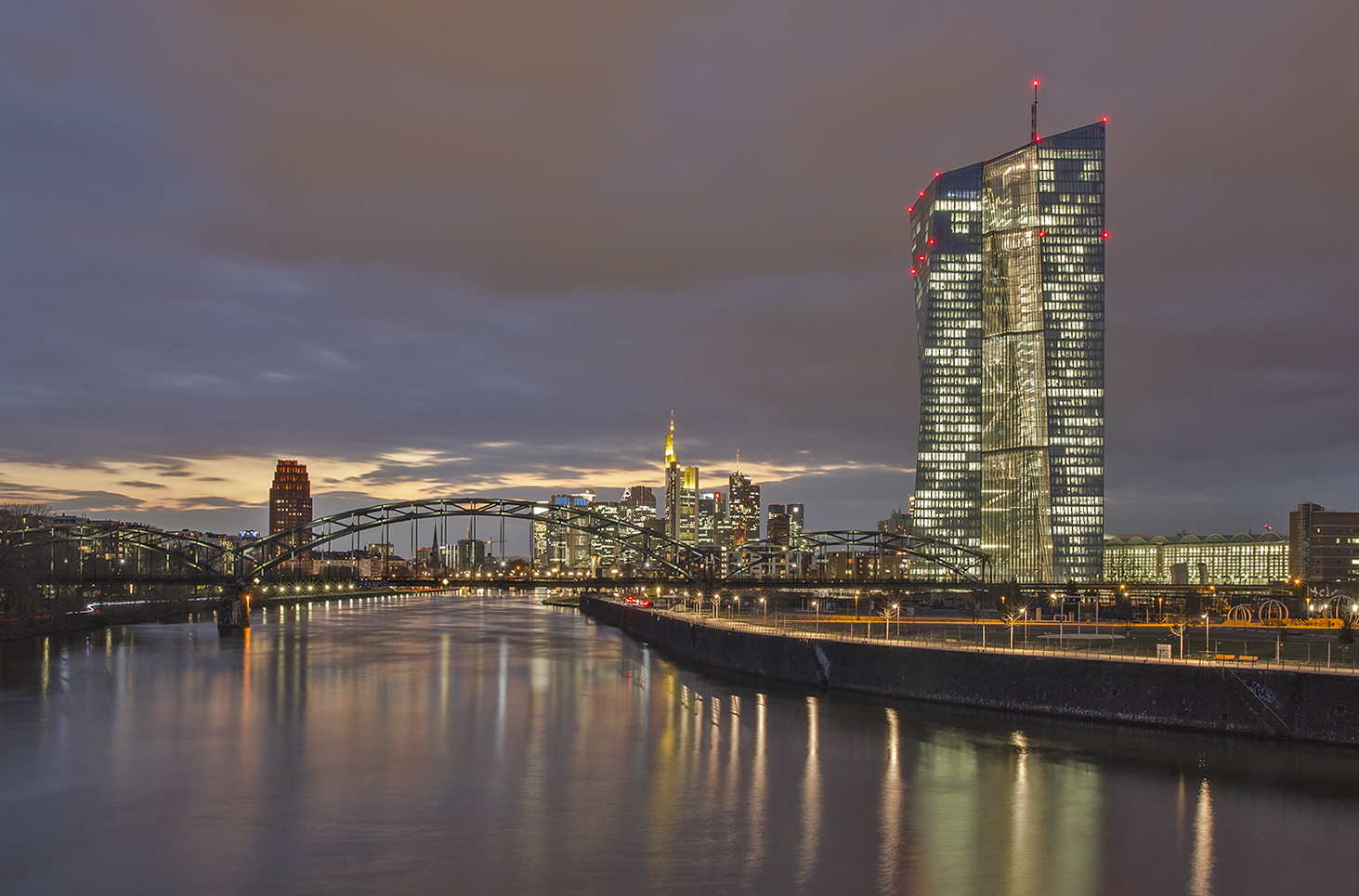 Frankfurt und EZB bei Nacht