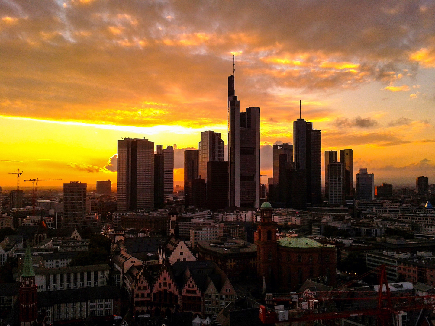 Frankfurt verabschiedet sich mit einem warmen Lächeln in die Nacht