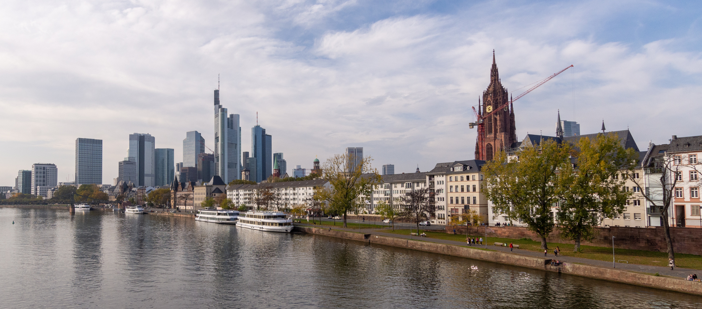 Frankfurt - View from Alte Brücke on Main River, Bahnhofsviertel and Kaiserdom - 01