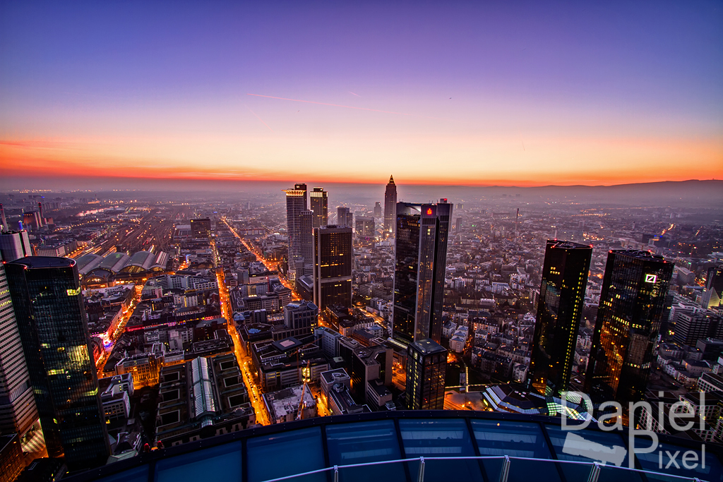 Frankfurt vom Maintower nach Sonnenuntergang