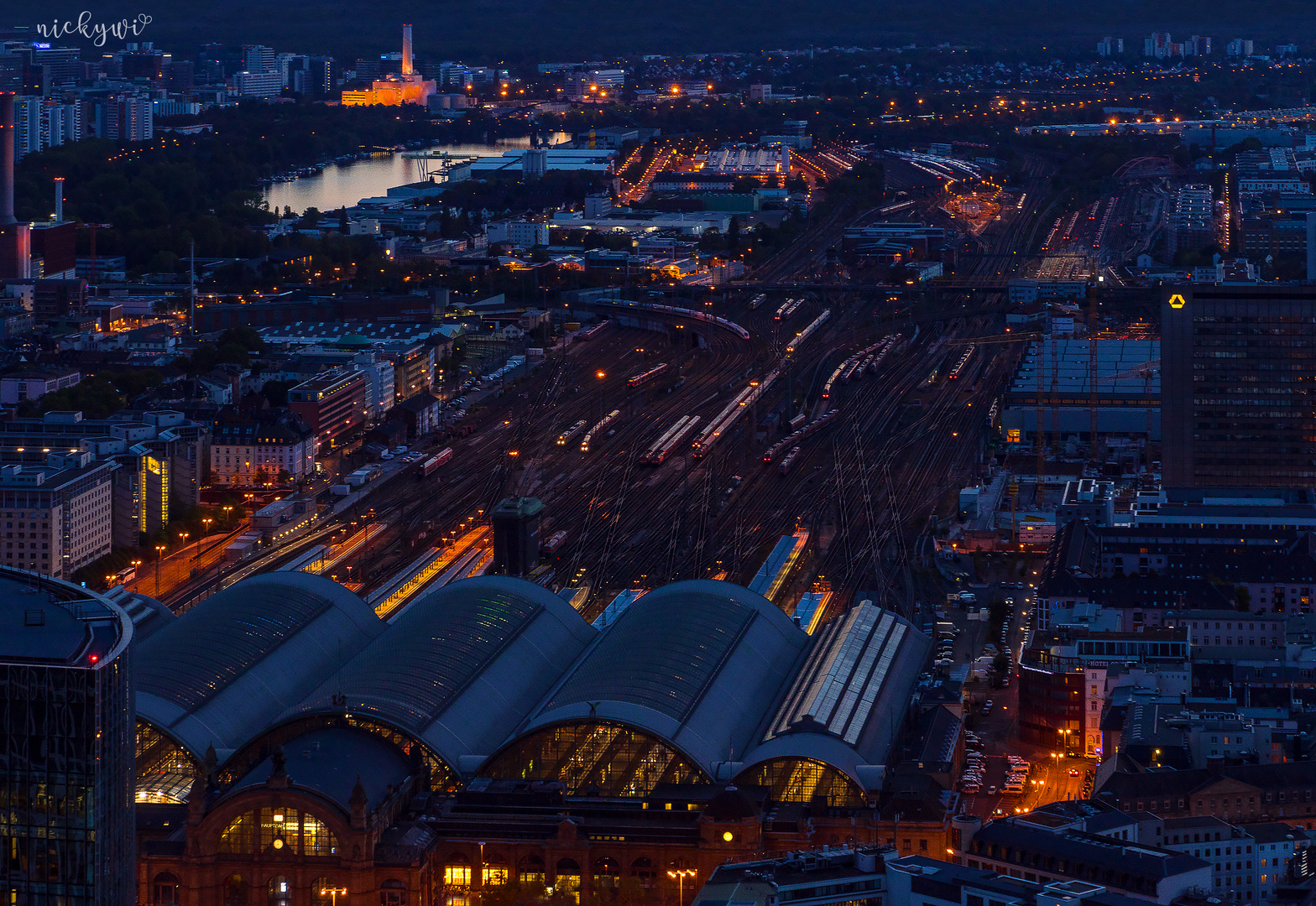 Frankfurt von oben - Blaue Stunde