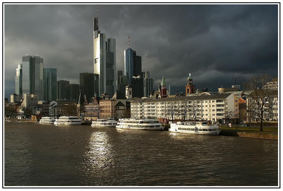 Frankfurt vor dunklen Wolken