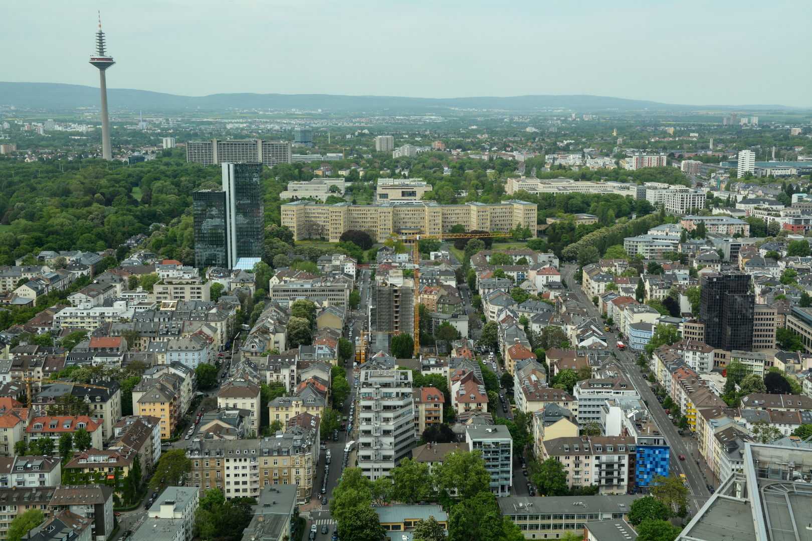 Frankfurt Westend mit Goethe-Universität vom Opernturm aus gesehen