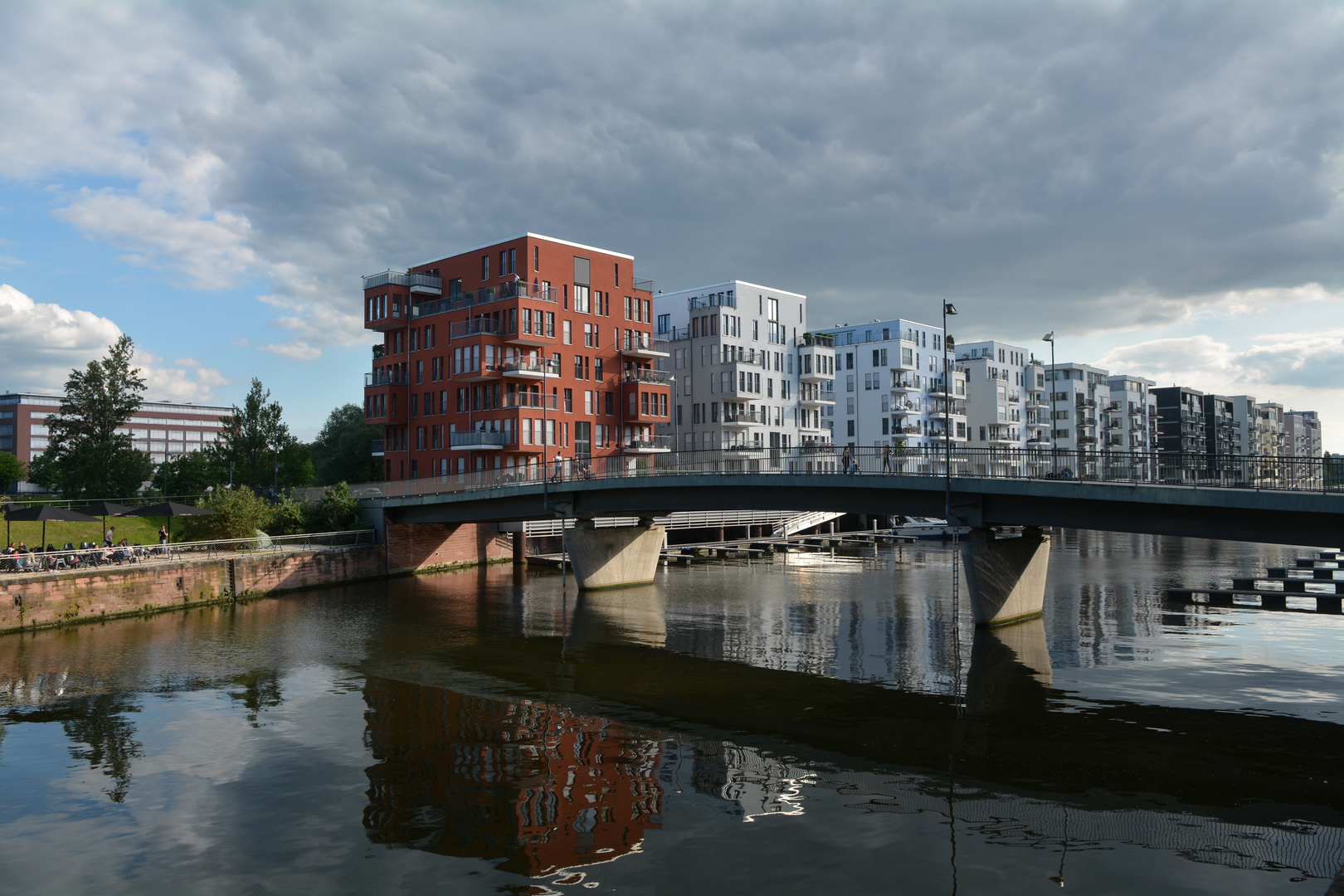 Frankfurt Westhafen-Mole mit Yachthafen