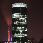 Frankfurt Westhafen Tower bei Nacht