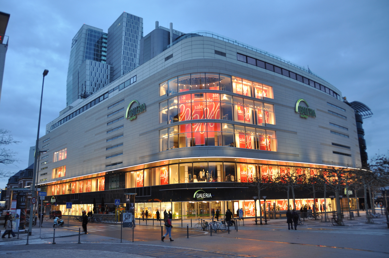 Frankfurt Zeil abends um kurz nach 19 Uhr