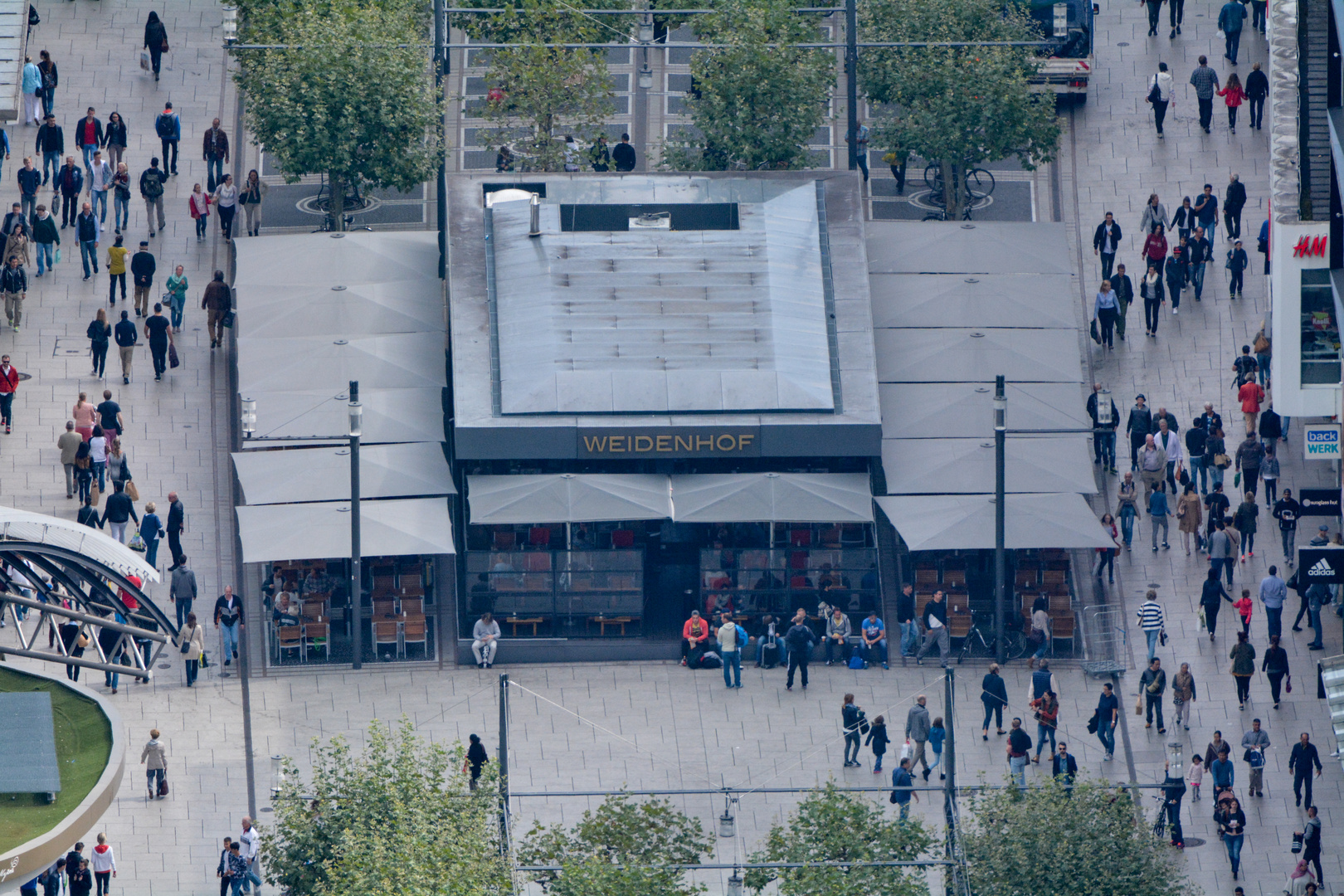 Frankfurt - Zeil - Cafe Weidenhof vor MyZeil mit Tamron 150-600mm für Nikon