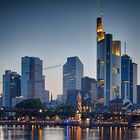 Frankfurt zu Beginn der blauen Stunde