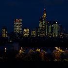 Frankfurt zur blauen Stunde von der A5 aus gesehen