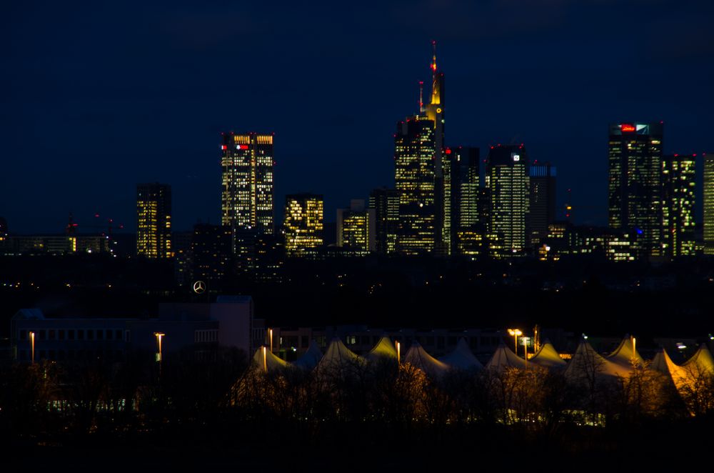 Frankfurt zur blauen Stunde von der A5 aus gesehen