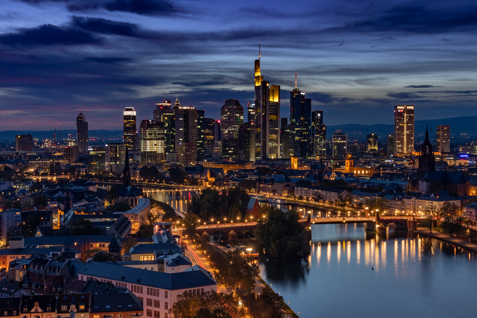 Frankfurt zur frühen blauen Stunde