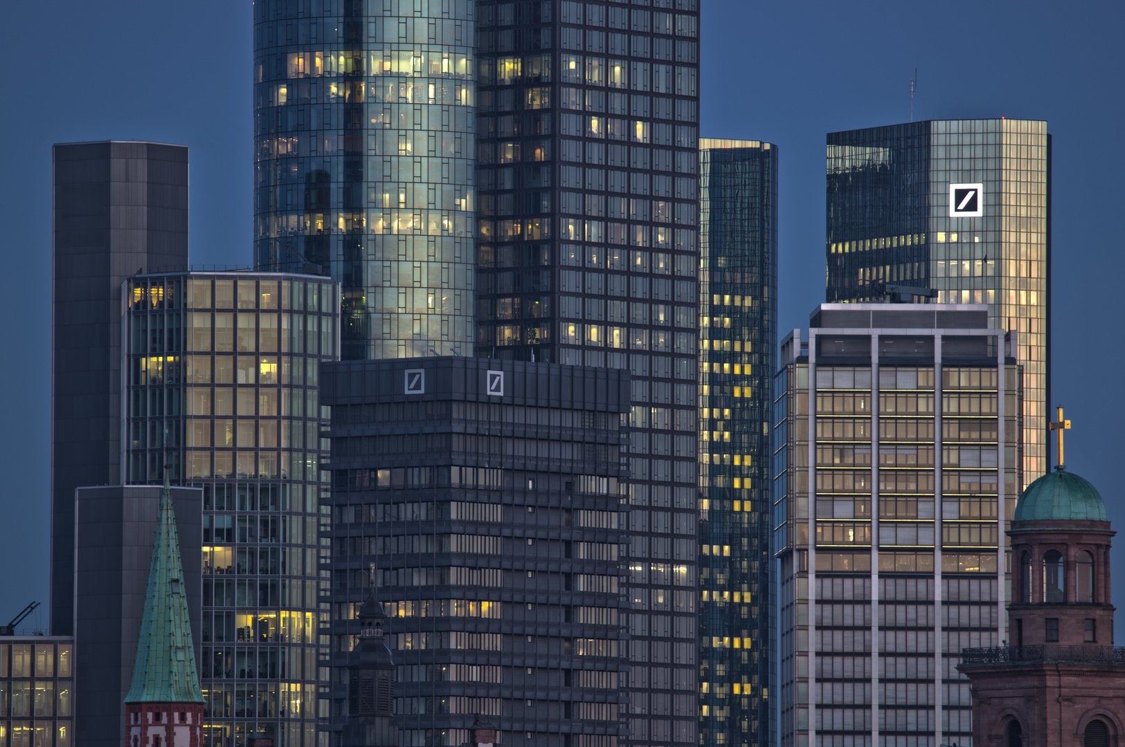 Frankfurter Banken Skyline im Morgengrauen