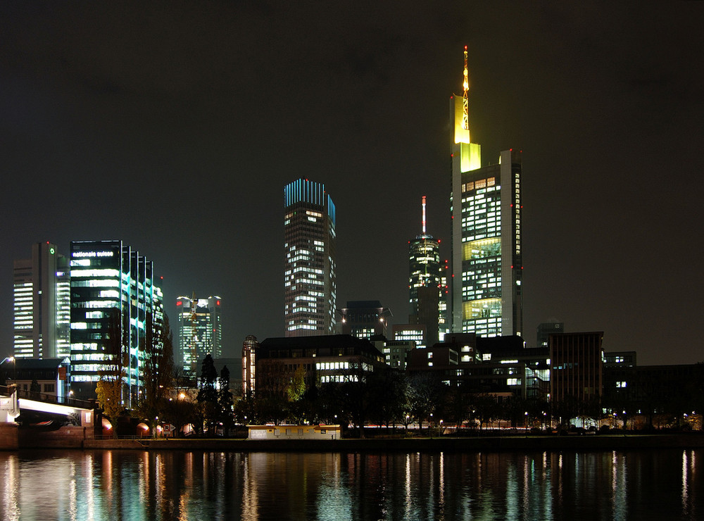 Frankfurter Bankenviertel bei Nacht (überarbeitet)