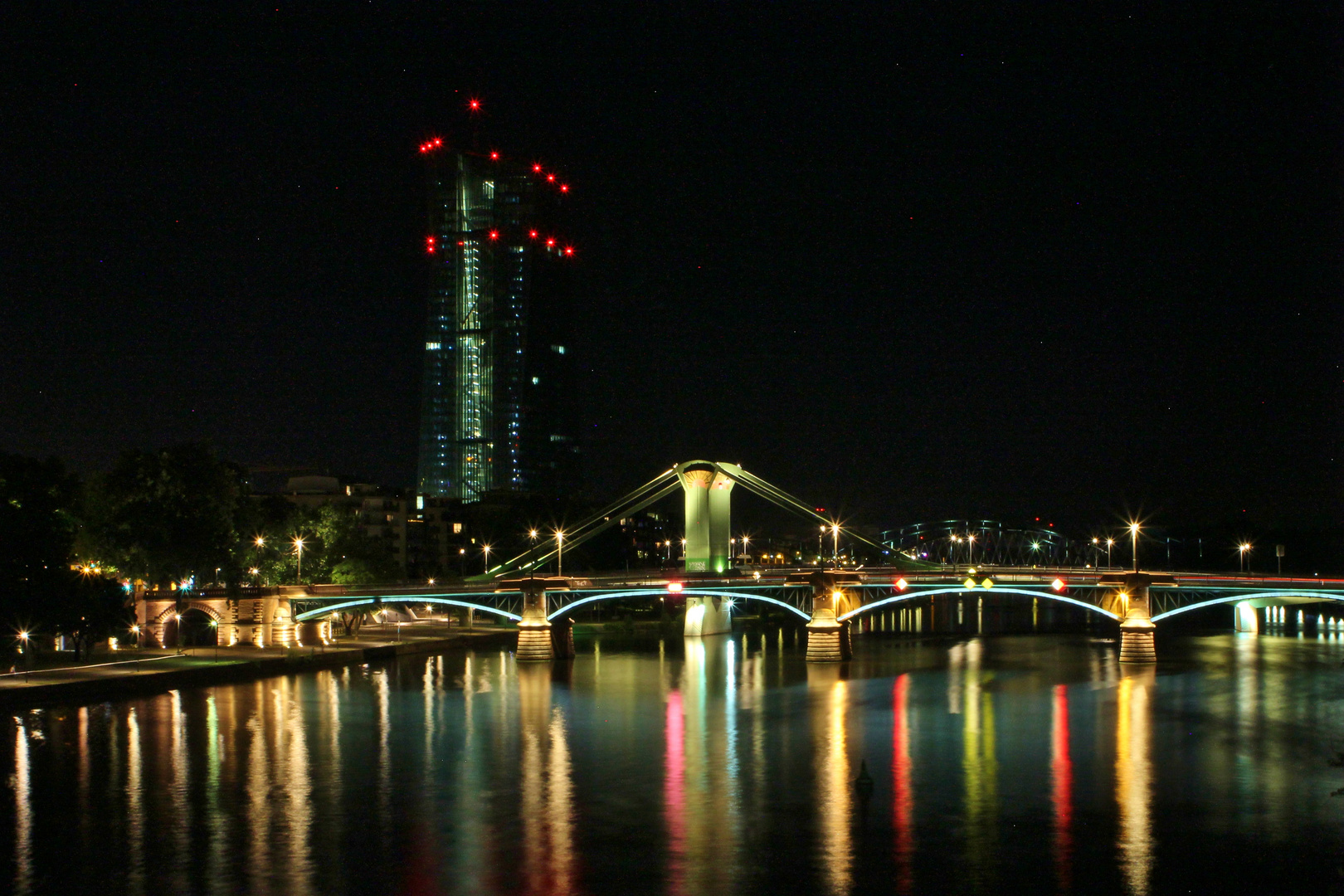 Frankfurter EZB Gebäude bei Nacht