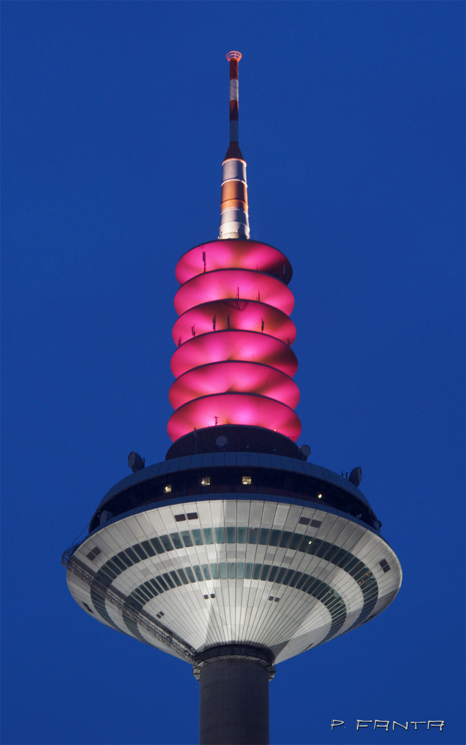 Frankfurter Fernsehturm vor Blau