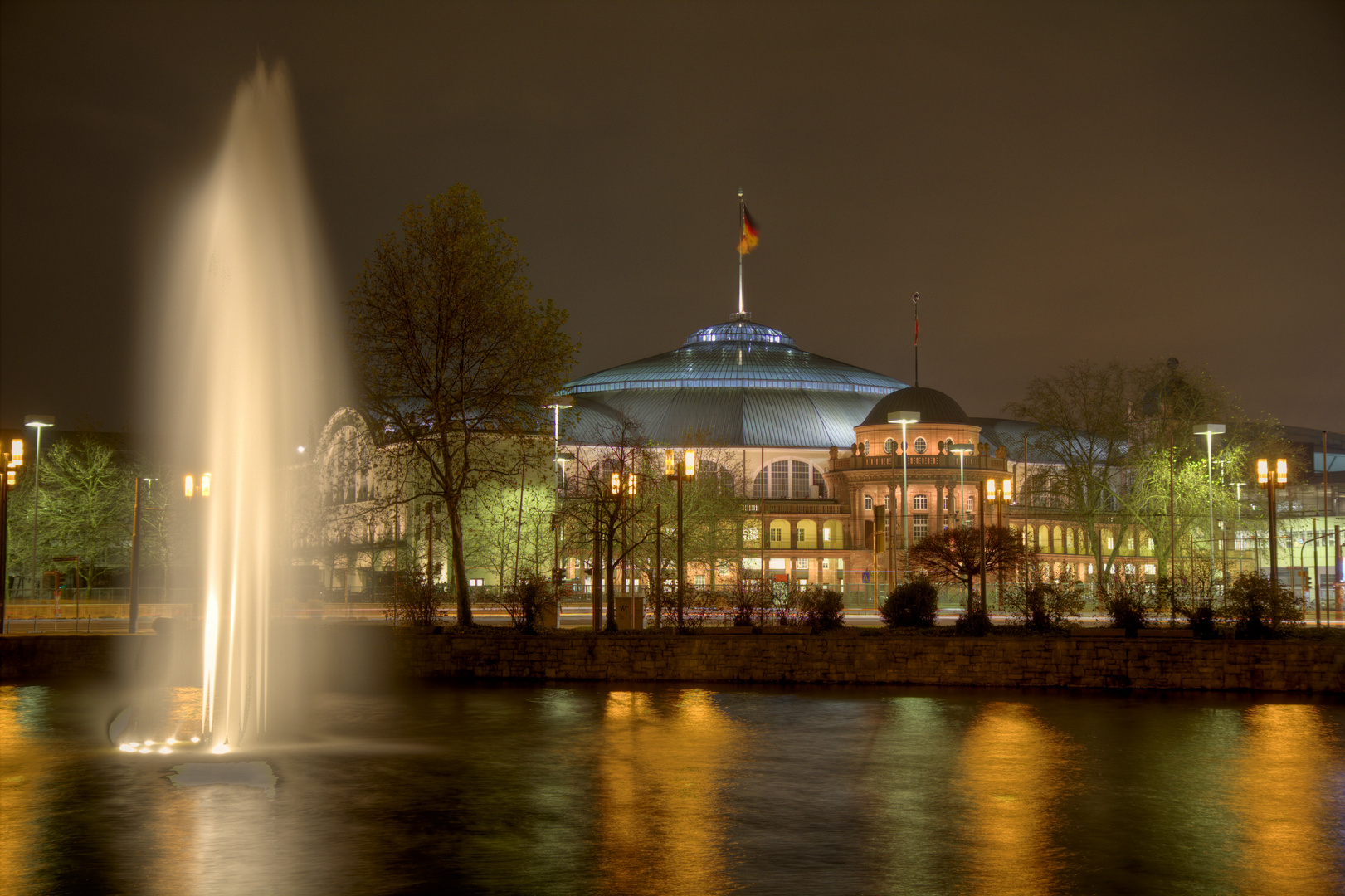 Frankfurter Festhalle bei Nacht